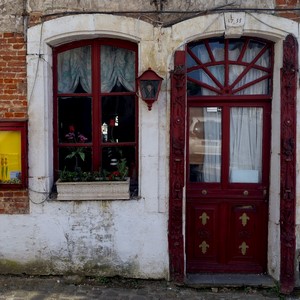 Fenêtre et portre pourpres sur un mur d'angle - France  - collection de photos clin d'oeil, catégorie rues